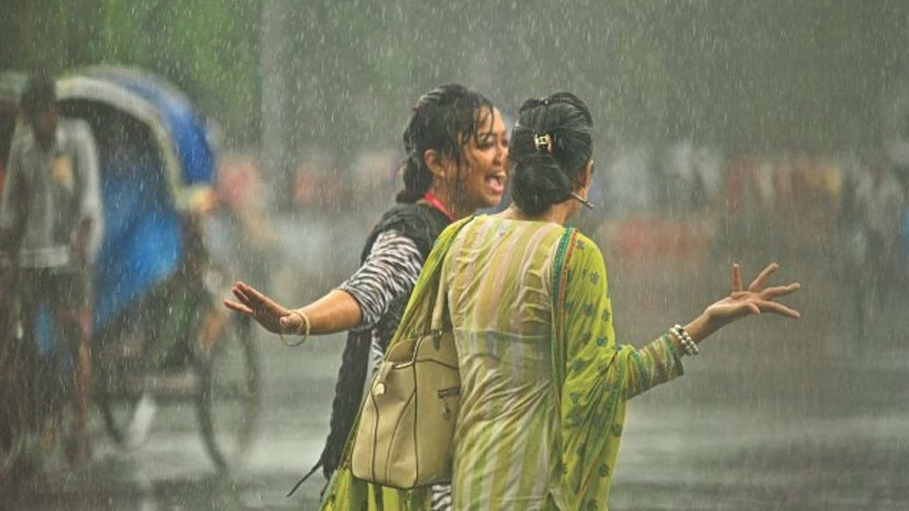 বৃষ্টির দিনে বাইরে যাবেন কিভাবে?