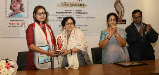 অনন্যা সাহিত্য পুরস্কার গ্রহণ করলেন শাহনাজ মুন্নী