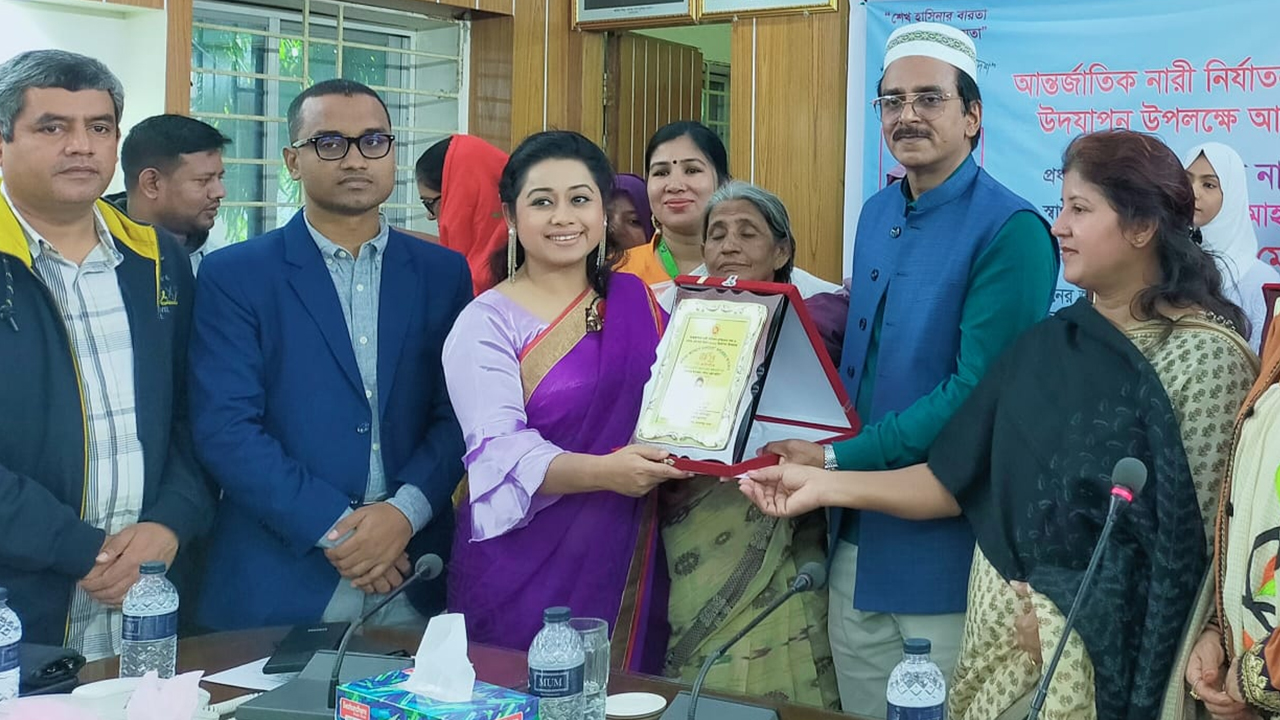 নবাবগঞ্জ উপজেলা থেকে শ্রেষ্ঠ জয়িতা সম্মাননা পেলেন সায়মা রহমান তুলি