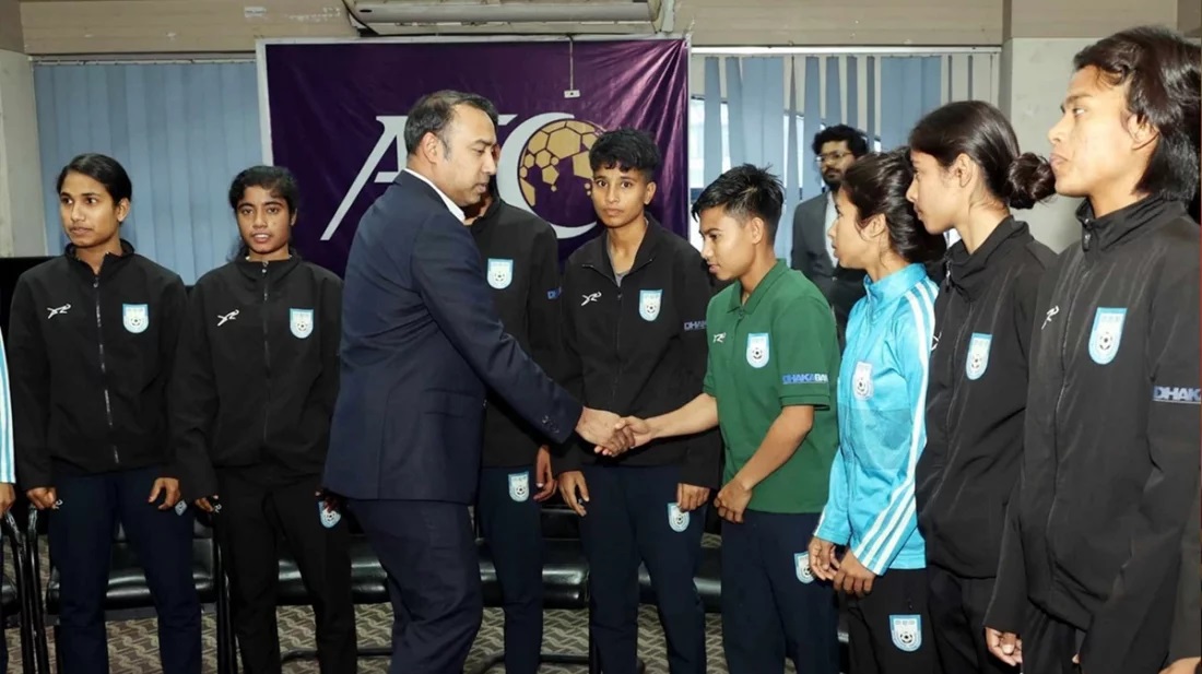 পরাজিত হলেও নারী ফুটবলারদের উৎসাহ জুগিয়েছেন বাফুফে সভাপতি