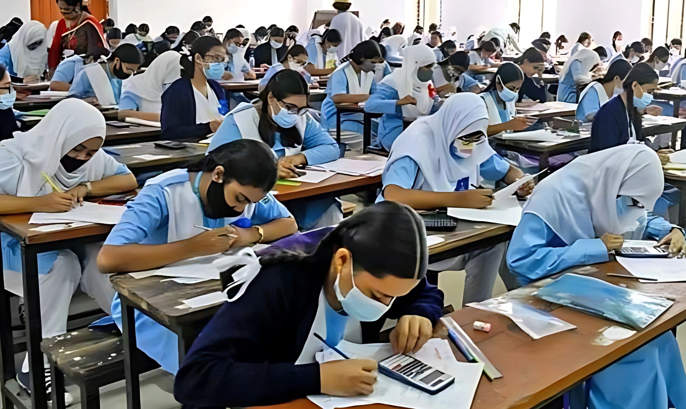 এইচএসসিতে আসন বিন্যাসে বাড়বে দূরত্ব, স্বাস্থ্যবিধিতেও কড়াকড়ি