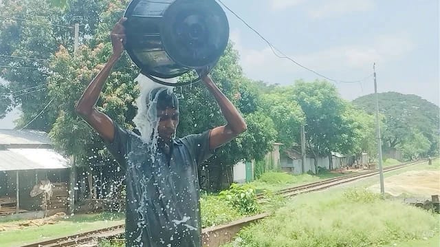 স্ত্রী তালাক দেওয়ায় কষ্টে দুধ দিয়ে গোসল করলেন স্বামী
