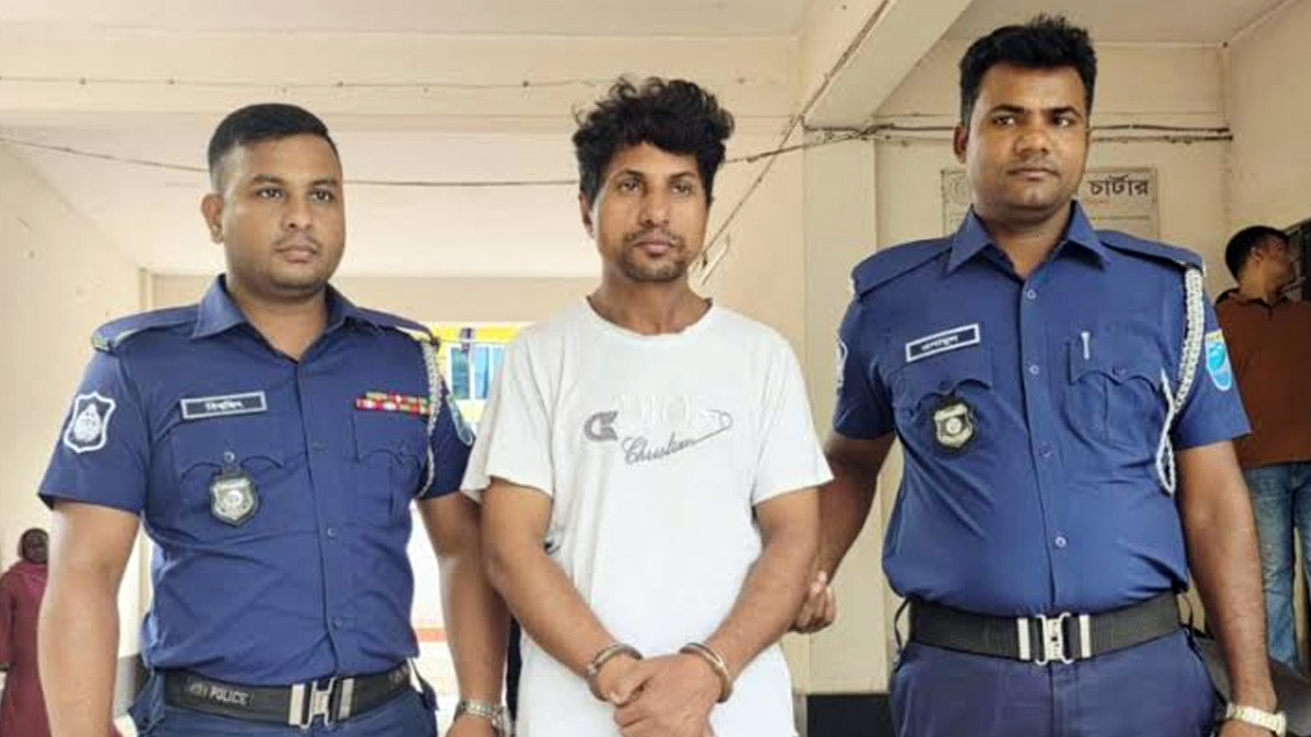ফতুল্লায় চার স্কুলছাত্রীকে ধ/র্ষণের অভিযোগে শিক্ষক গ্রেপ্তার