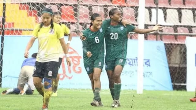 কাদা জমা মাঠেও লিড ধরে রাখলো বাংলাদেশ