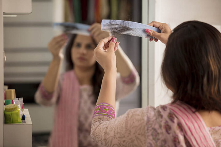 চুল পড়া কমাতে লাইফস্টাইলে বদল আনুন