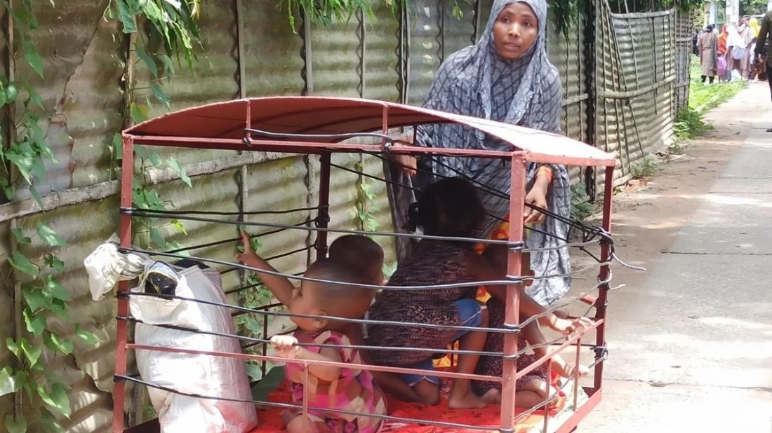 খাঁচায় বন্দি চার সন্তান নিয়ে রাস্তায় ঘুরছেন মা